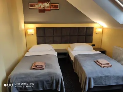 Łóżko lub łóżka w pokoju w obiekcie DWOREK PESZKÓW