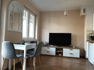 Telewizja i/lub zestaw kina domowego w obiekcie LAGUNA Apartament 23 Willa Leśna
