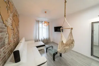 Telewizja i/lub zestaw kina domowego w obiekcie Around the World Vision Apartment - Centrum