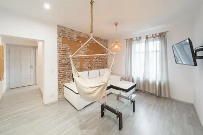 Telewizja i/lub zestaw kina domowego w obiekcie Around the World Vision Apartment - Centrum