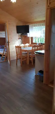 Telewizja i/lub zestaw kina domowego w obiekcie DOMKI POD ZIELONYM WZGÓRZEM