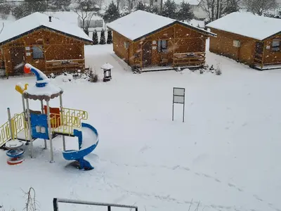 Obiekt DOMKI POD ZIELONYM WZGÓRZEM zimą