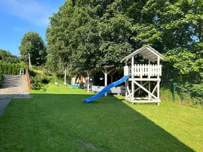 Plac zabaw dla dzieci w obiekcie Domek na górce
