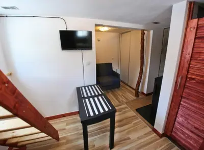 Telewizja i/lub zestaw kina domowego w obiekcie Dziewięćsił-domek w górach