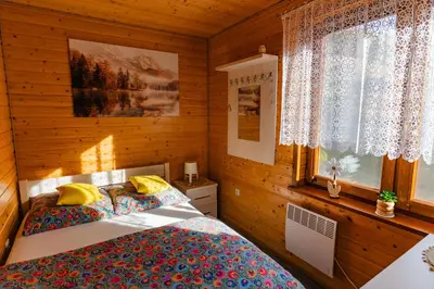 Łóżko lub łóżka w pokoju w obiekcie Drewniany Domek Daria i Tomek 2 domki na 8 osób