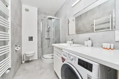 Łazienka w obiekcie Apartments Dmowskiego Kępa Mieszczańska by Noclegi Renters