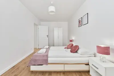 Łóżko lub łóżka w pokoju w obiekcie Apartments Dmowskiego Kępa Mieszczańska by Noclegi Renters