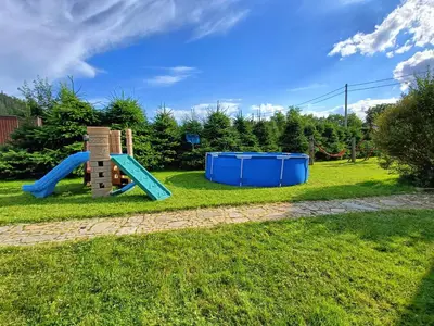 Plac zabaw dla dzieci w obiekcie Pod klonem z Balią i Sauną