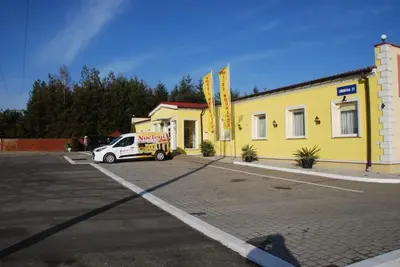 Budynek, w którym mieści się motel