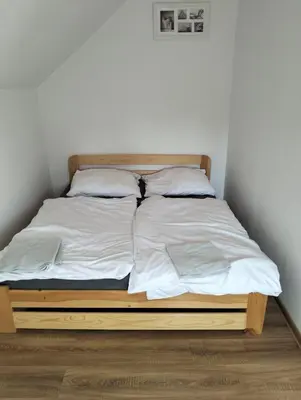 Łóżko lub łóżka w pokoju w obiekcie Noclegi i sauna w starym domu