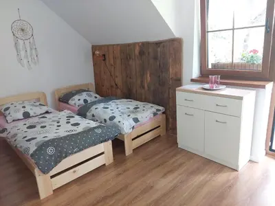 Łóżko lub łóżka w pokoju w obiekcie Noclegi i sauna w starym domu