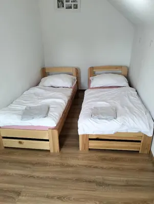 Łóżko lub łóżka w pokoju w obiekcie Noclegi i sauna w starym domu