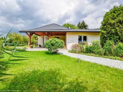 Ogród w obiekcie Apartamenty Cichy Zakątek