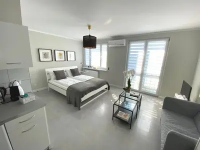 Łóżko lub łóżka w pokoju w obiekcie APARTAMENT OŚ. BŁĘKITNE 10H