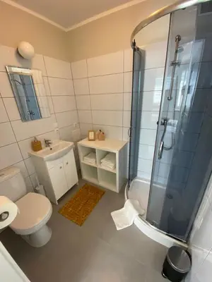 Łazienka w obiekcie APARTAMENT OŚ. BŁĘKITNE 10H