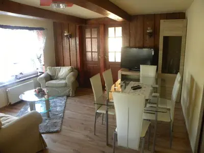 Telewizja i/lub zestaw kina domowego w obiekcie Apartament z ogrodem - Wiejska Chata