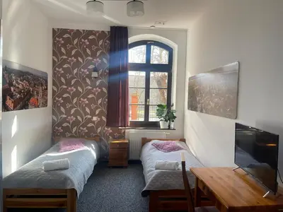 Łóżko lub łóżka w pokoju w obiekcie Szkolne Schronisko Młodzieżowe Dąbrówka