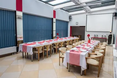 Restauracja lub miejsce do jedzenia w obiekcie Szkolne Schronisko Młodzieżowe Dąbrówka