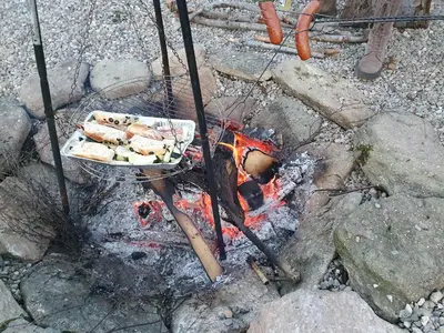 Sprzęt do grillowania w domu w stylu alpejskim