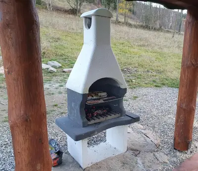 Sprzęt do grillowania w domu w stylu alpejskim