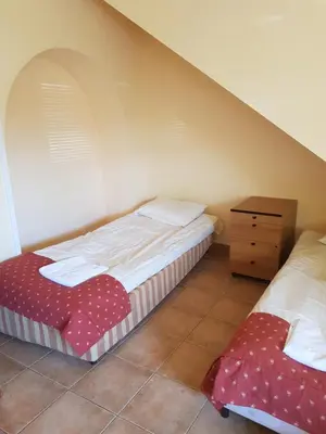 Łóżko lub łóżka w pokoju w obiekcie Noclegi Tyniec