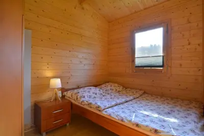 Łóżko lub łóżka w pokoju w obiekcie Domek nad Rozlewiskiem