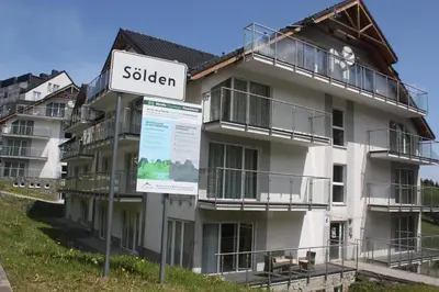 Budynek, w którym mieści się aparthotel