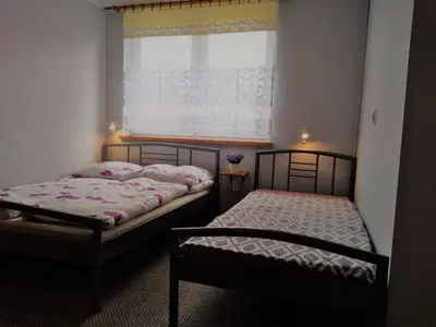 Łóżko lub łóżka w pokoju w obiekcie Na Skwerku