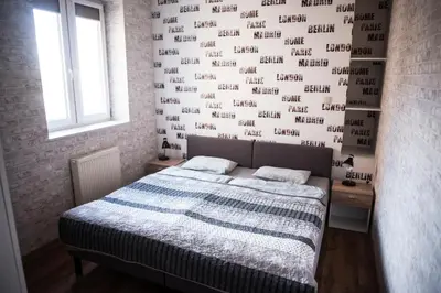 Łóżko lub łóżka w pokoju w obiekcie JDK Apartamenty Legionów 50m2 5-osobowy