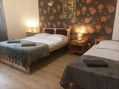 Łóżko lub łóżka w pokoju w obiekcie A-Piramida