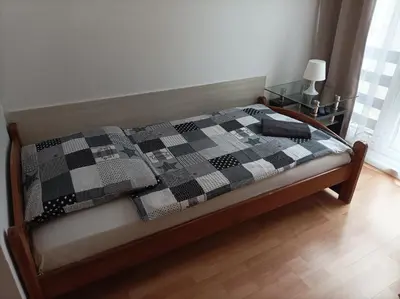 Łóżko lub łóżka w pokoju w obiekcie A-Piramida
