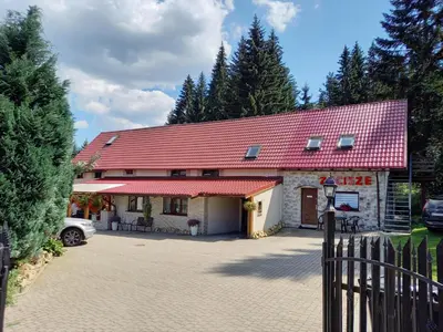 Budynek, w którym mieści się gospodarstwo agroturystyczne
