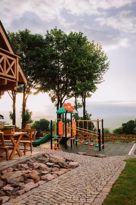 Plac zabaw dla dzieci w obiekcie Domki Osada Zieleniec