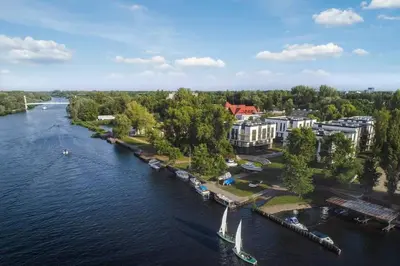 Widok na rzekę nieopodal tego apartamentu