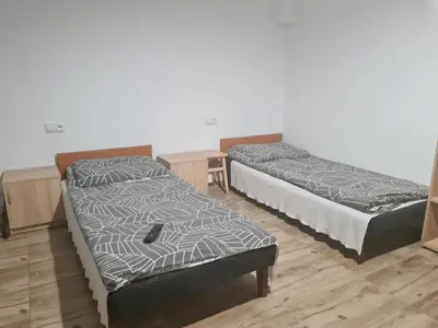 Łóżko lub łóżka w pokoju w obiekcie NOCLEGI Niemodlin