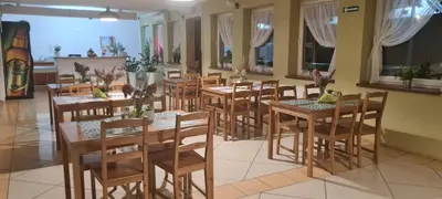 Restauracja lub miejsce do jedzenia w obiekcie NOCLEGI Niemodlin