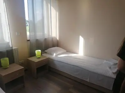 Łóżko lub łóżka w pokoju w obiekcie NOCLEGI Niemodlin