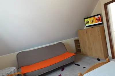 Telewizja i/lub zestaw kina domowego w obiekcie Mała Chatka całoroczny domek