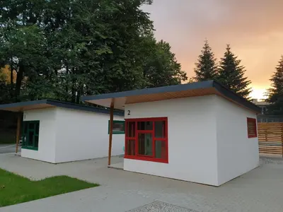 Budynek, w którym mieści się kemping
