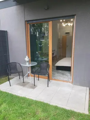 Patio lub wspólna przestrzeń na świeżym powietrzu w obiekcie Na Grobli 20 Apartament z ogródkiem