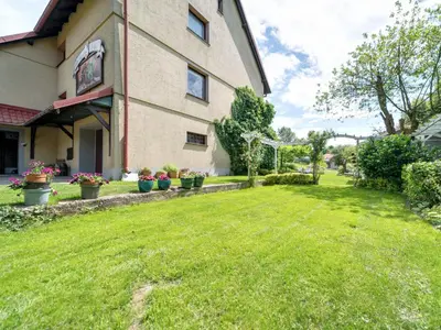 Ogród w obiekcie Apartment W Starym Sadzie by Interhome