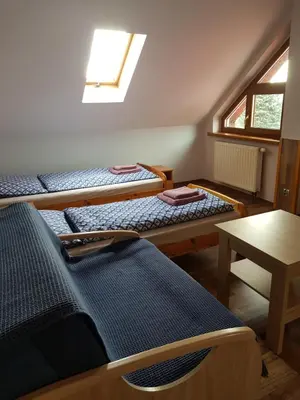 Łóżko lub łóżka w pokoju w obiekcie Dom nad jeziorem