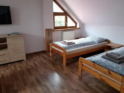 Łóżko lub łóżka w pokoju w obiekcie Dom nad jeziorem
