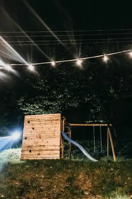 Plac zabaw dla dzieci w obiekcie Las Skarpa apartamenty
