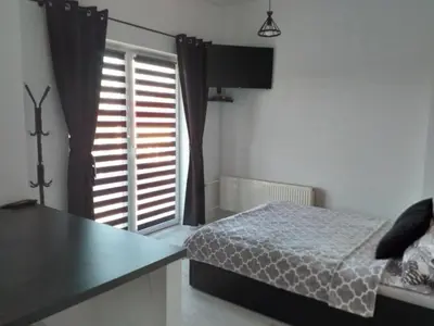 Łóżko lub łóżka w pokoju w obiekcie Apartamencik na Doby - Lubin