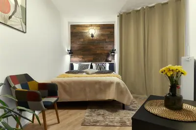 Łóżko lub łóżka w pokoju w obiekcie Sherlock Apartment