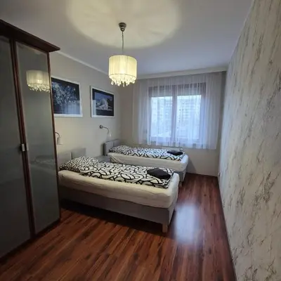 Łóżko lub łóżka w pokoju w obiekcie Apartament Karkonoska z garażem
