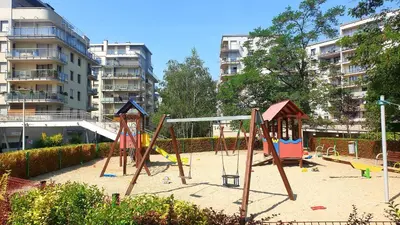 Plac zabaw dla dzieci w obiekcie Apartament Karkonoska z garażem