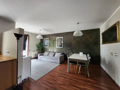 Część wypoczynkowa w obiekcie Apartament Karkonoska z garażem