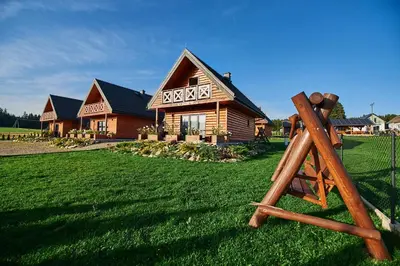 Ogród w obiekcie Osada Orlica klimatyczne domki z widokiem na góry i termalnym SPA sauna jacuzzi 4 km od Zieleniec Ski Arena